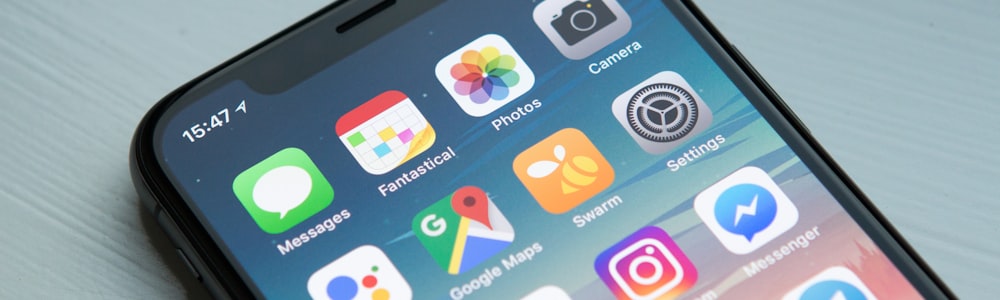 手机屏幕上滑动观看世界杯短视频的界面