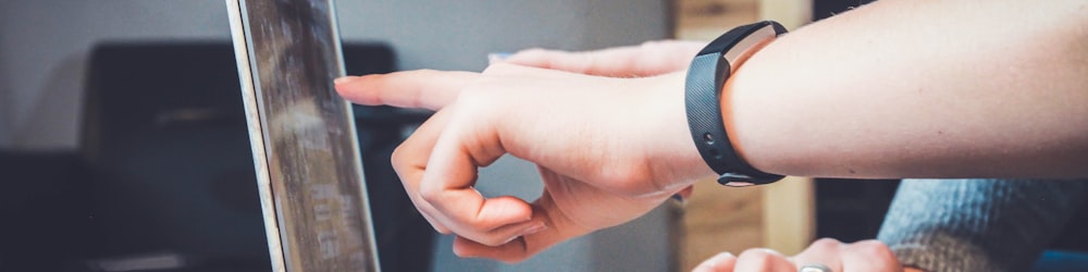 全球球迷在手机和电脑上实时聊天的场景