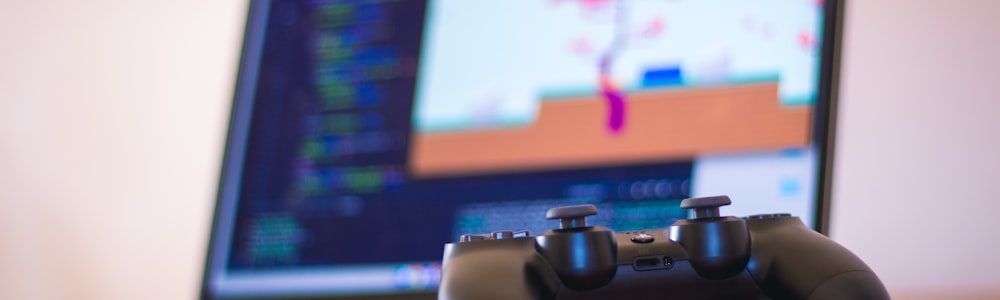 电脑屏幕上同时显示比赛直播、数据和聊天窗口